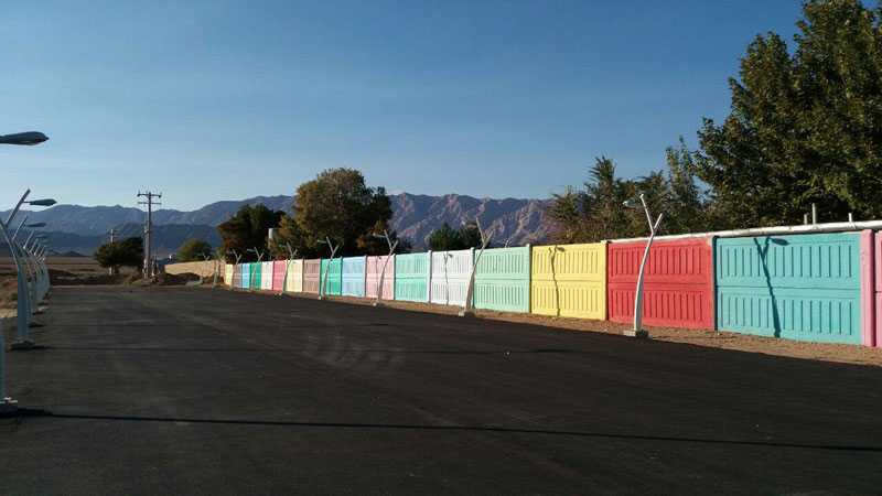 دیوار رنگی ورودی اردوگاه