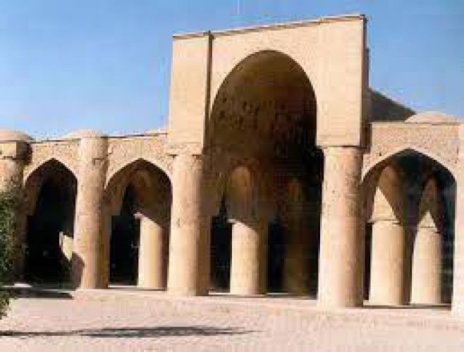 تاريخانه دامغان،از ابتدايي ترين مساجد ساخته شده. ايرانيان به هنگام انتخاب زمين براي ساخت معماري هاي ارزشمند ساختمان ها را بروي بلندي و زمين هاي دج و سخت بنا ميكردند،تاريخانه نيز روي بستر دج بنا گرديده
