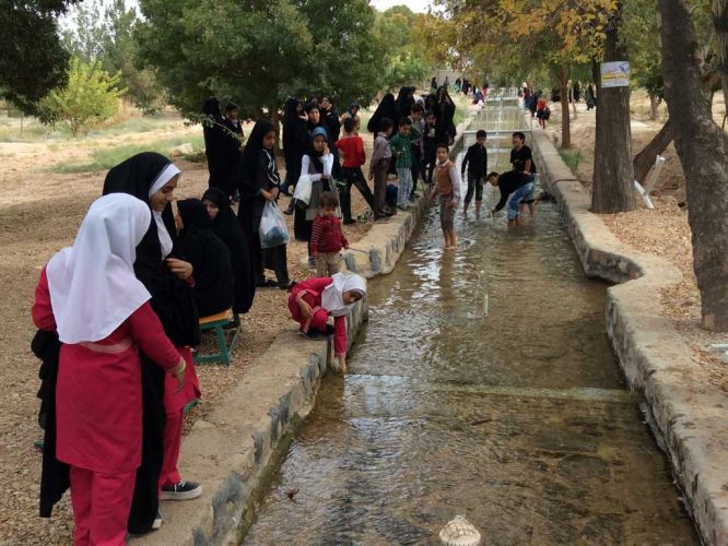 تفریحات دانش آموزان در چشمه فیخار